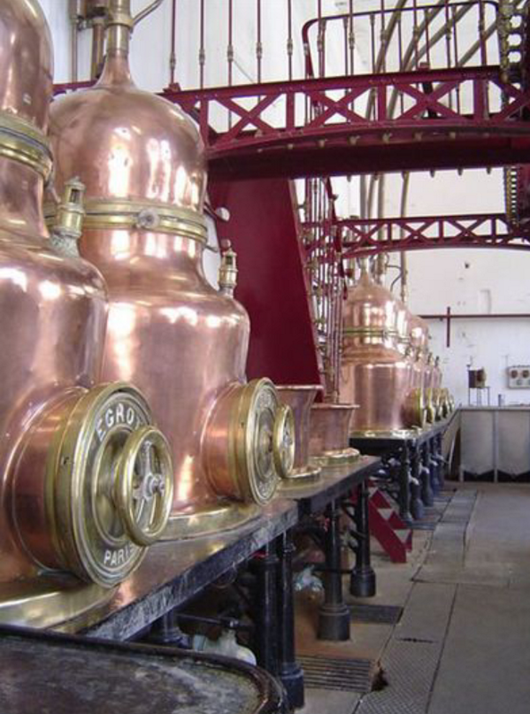 AbsintheEvents's tweet photo. If you've ever shined copper, you will appreciate just how impressive this is! Combier Stills, parfaits! http://t.co/QsppCnpHvL