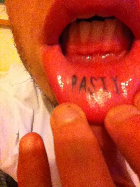kanezaaaa's tweet photo. Pasty lives on #prayforpasty http://t.co/Vb12Ndais2