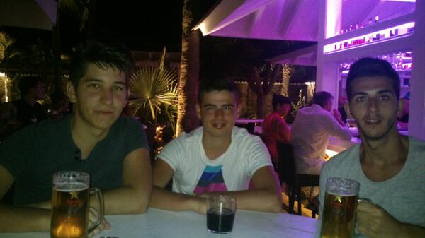 escudero201's tweet photo. Reunión post playera con @PabloPedraza10 Sergio Castillo y el que hizo la foto: @LuisJpedraza http://t.co/CenzRo5DjJ