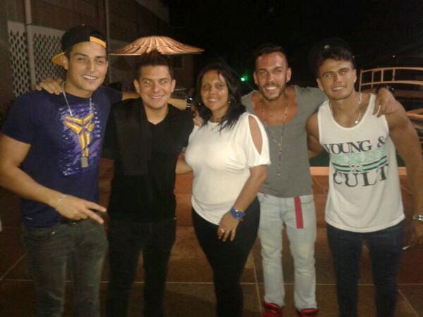tamvif's tweet photo. @tamvif pura belleza ! El mas lindo el de la camisa gris http://t.co/b1ccHF1ou6