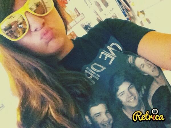 Jemale1542's tweet image. #sunglasses #onedirectionshirt