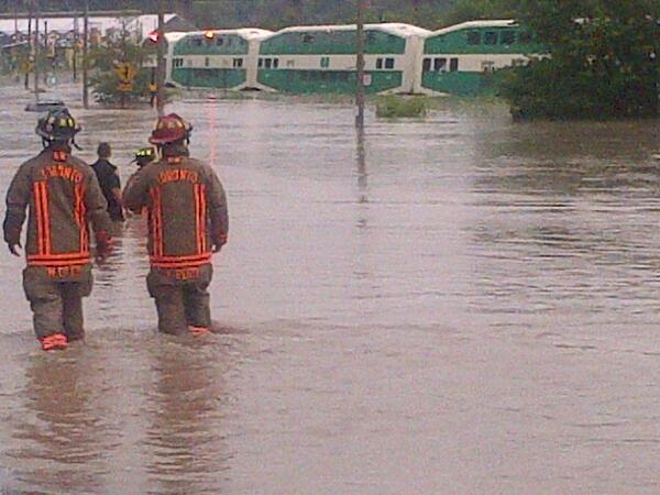NewsBreaker's tweet photo. BREAKING: Train stuck in flood water in Ontario, Canada; passengers stranded http://t.co/WLS7GDrn7u http://t.co/JwT9gVuFhJ 
@lnicolasglobal