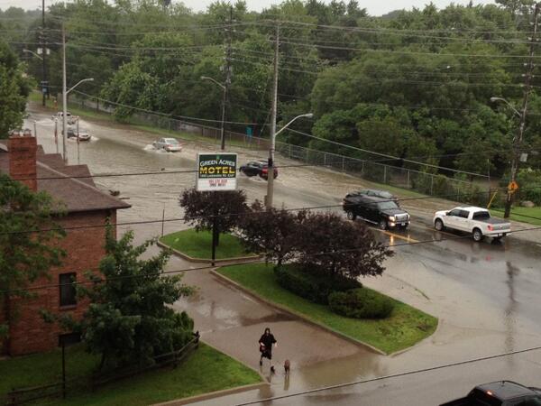 cinangel32's tweet photo. @CP24 #flood24. Lakeshore &amp; Fergus, just past Dixie in Missisauga. http://t.co/bswhcoAMmJ