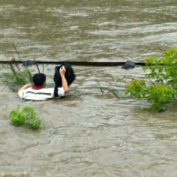 GOTrainHate's tweet photo. Idiot RT @lishab_ desperate commuters from the stranded #RichmondHill #GOTrain line wade through waist deep water http://t.co/8Ox8BIyW8R