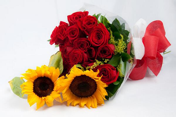 Bello Bouquet de Rosas y Girasoles desde L 340 más estilos fmejiaz.wix.com/givesflowers 9463-9000