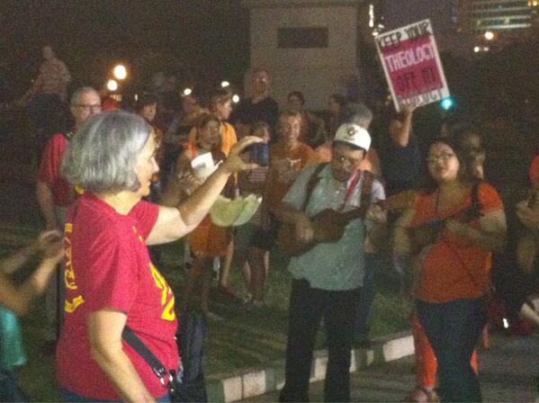 It wouldn't be Austin without live music #standuptexas #levantatx