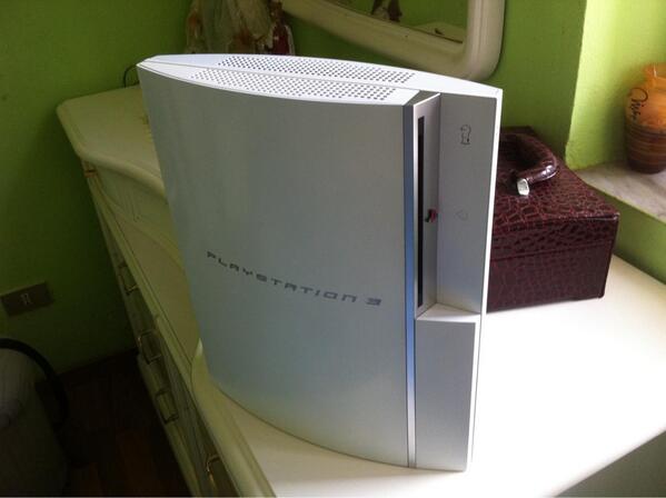 Console_Customs's tweet image. Vi riproponiamo la nostra ps3 Fat white!per chi volesse verniciare la propria console,ci contatti!