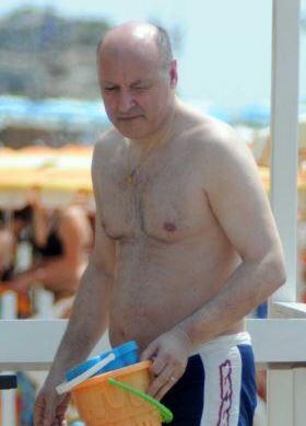 Barzetta_it's tweet photo. #Marotta in preritiro porta i secchielli a #Giovinco e #Giaccherini.. #Juventus. #bds http://t.co/15moQZFR4V