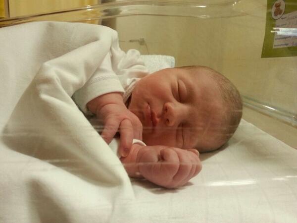 Hier is hij dan, de aller eerste foto van Lennox! Kijk eens wat een mooi moppie!