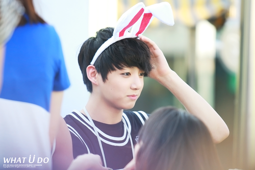 BTSARAB's tweet photo. 130706 جونغ كوك (3) @ Cheongnyangni Fansign cr:What U do http://t.co/jKuA6BJerQ