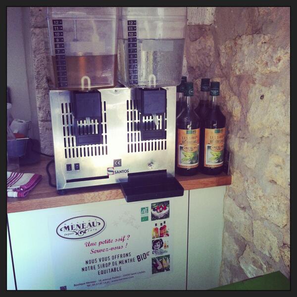 Une petite soif? Servez-vous un bon sirop de menthe Meneau dans la cuisine du R+2 @DarwinBdx #siropmenthe #meneau