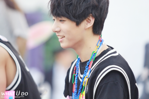 BTSARAB's tweet photo. 130706 جونغ كوك (5) @ Cheongnyangni Fansign cr:What U do http://t.co/KHZXPHmhMS