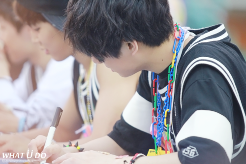 BTSARAB's tweet photo. 130706 جونغ كوك (6) @ Cheongnyangni Fansign cr:What U do http://t.co/np9ZEGHLmx
