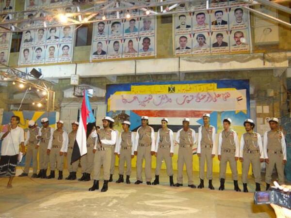 akaled1980's tweet photo. هذا رجل المرور الذي لايقبل الرشوة وأنما يعمل تطوعي http://t.co/v2VqdIzmRu