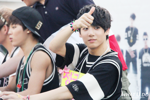 BTSARAB's tweet photo. 130706 جونغ كوك (8) @ Cheongnyangni Fansign cr:What U do http://t.co/L4383RqRQK