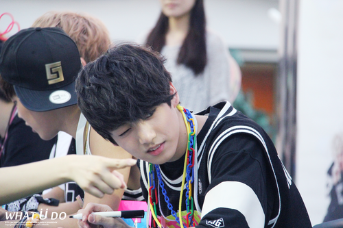 BTSARAB's tweet photo. 130706 جونغ كوك (9) @ Cheongnyangni Fansign cr:What U do http://t.co/etQDrzISBl