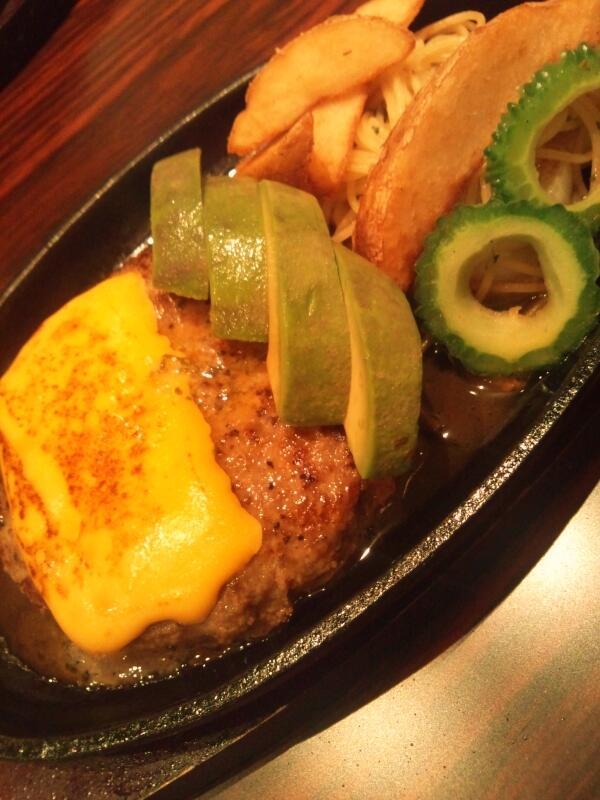 ChansouXx's tweet photo. ハンバーグのにくにくしさがハンパなかったーちょっぴりお高いなー http://t.co/ne7wy8e6uU