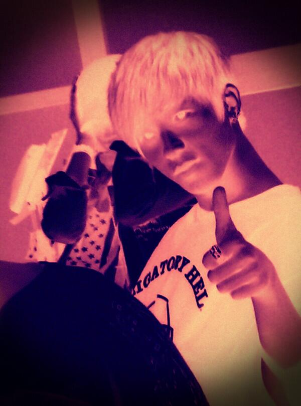 누가 엄지를 치켜세웠네요