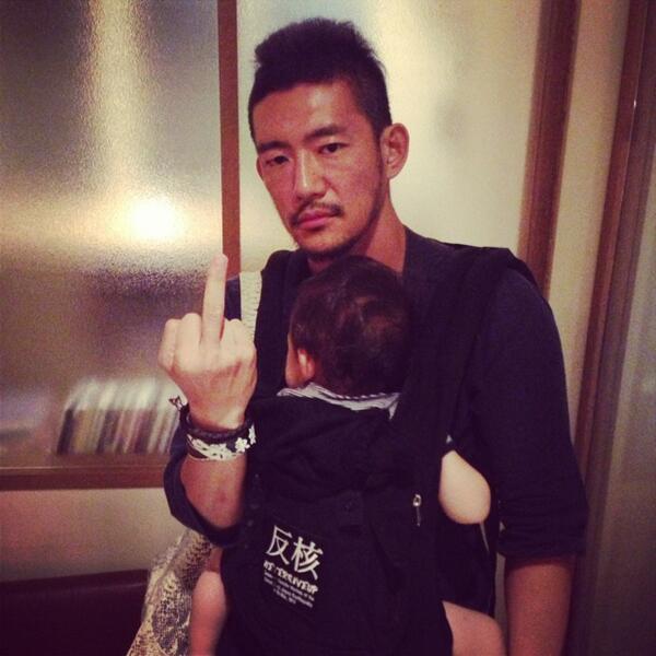 Tahara104 Toshi Lowと近所で軽呑み いつも通り最近の話や子供の話や東北の話 写真撮る時目で語りました 自民党が主権取ると軍事国家になり貿易はアメリカの自由になり原発は再稼働になる でも何故か自民党が勝つんだよな 何故なんだろ Http T Co