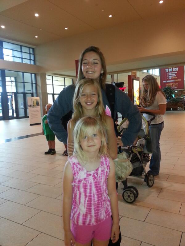 _chrisbeck_'s tweet image. My beautiful girlies #lovethem #muchkins #movietime