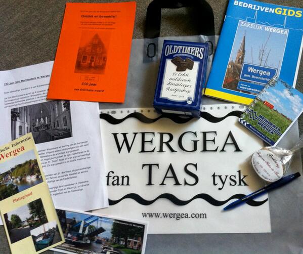 Voor het vierde jaar delen wij de 'Wergea fan TAS tysk' tas uit aan de passanten. Waar een klein dorp groot in is.