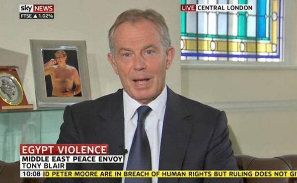 Did Tony Blair have a topless framed photo of himself in the back of shot in Sky interview?
usvsth3m.com/post/550077184…