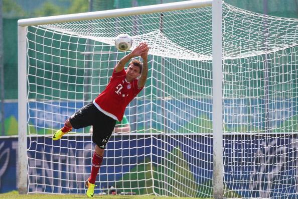 BrooksDT's tweet photo. This is how Pep Guardiola is going to revolutionize Bayern -- with Mario Mandzukic in goal... http://t.co/zdFGhHQbG6