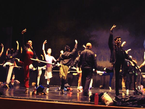 MunicipaldeStgo's tweet photo. Nuestra compañía de ballet en ensayo en el Teatro Regional del Maule. A las 19:30 hrs. Noche de Estrellas. Gratis http://t.co/4XsOyBpQOK