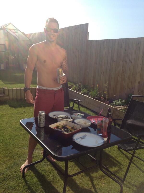 Taylor_Luke's tweet photo. @Tomsmith1983 and Taylor tens tins loving it!! http://t.co/QSk65Uiia9