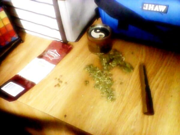 AerielNichole's tweet photo. #Wakeandbake <3 http://t.co/oAookPPEM5