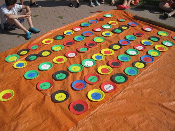 LodewijkGroep's tweet photo. De scouts hebben vandaag het borden-gooi-spel gespeeld. Voor: http://t.co/o3CVAiRT5E