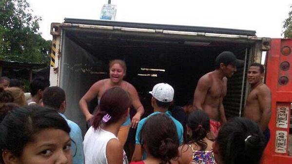 ES_VIVIR_'s tweet photo. #TendremosPatriaCuando Así saquearon gandola d pollos en El Guapo en la tard d est martes http://t.co/iIE8JJy3Ey  http://t.co/5lpxVFVkY6