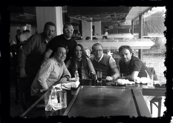 _MaluOficial_'s tweet image. Familia!! Ya hemos terminado de grabar la voz!! Celebrando!!! @avilaarmando @DonEmilioAvila @Portu_tv