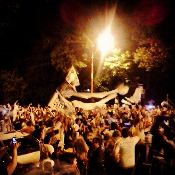 elClubOlimpia's tweet photo. Así se vivió frente a Para Uno la clasificación de #Olimpia a la final de la #CL2013 http://t.co/4D0Q8nFgiu