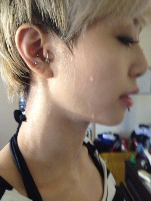 暑い暑い暑い( ；&acute;Д｀) 汗が降ってくる( ；&acute;Д｀) http://t.co/2ylQ8Df1qg