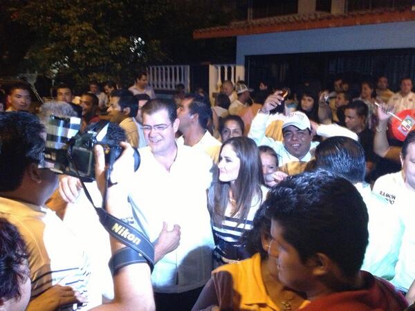 PrensaRamonPoo's tweet photo. Ramón Poo saliendo del #IEV después de recibir la constancia que lo acredita como Alcalde electo 2014-2017 http://t.co/IQg07Rht87