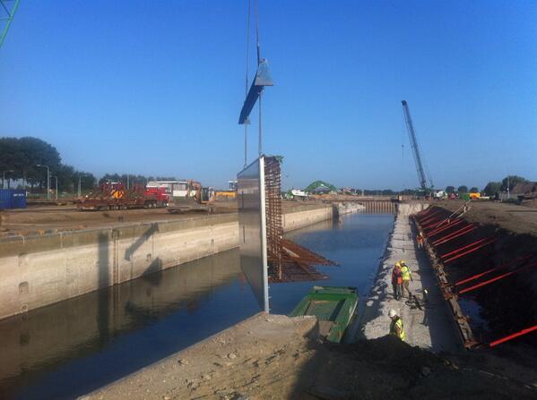 Eerste prefab kolkelement geproduceerd door@BestconBV wordt door <a href="/HeijmansNL/">Heijmans</a> geplaatst in Sambeek