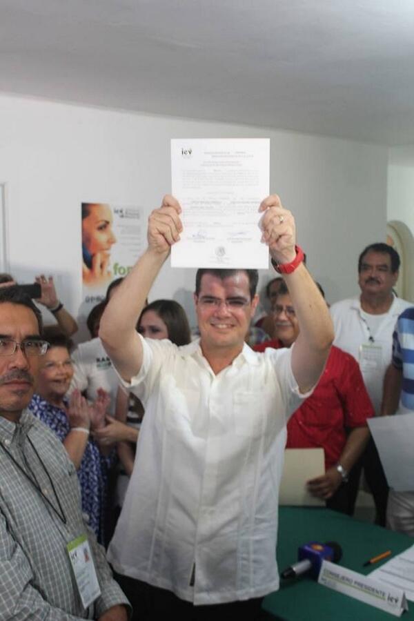 PrensaRamonPoo's tweet photo. Ramón Poo recibe su constacia del #IEV y con 30,000 votos de ventaja lo hacen el prox. Alcalde de #Veracruz http://t.co/jJ9VRtts39