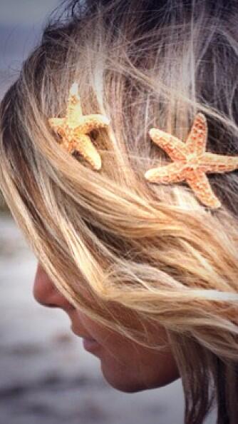 FunniBunni3's tweet photo. Is je haar wild geworden op het strand? Geen probleem, gewoon met leuke zomerse clips losjes vast zetten! #haartip http://t.co/GO3slE0PUj
