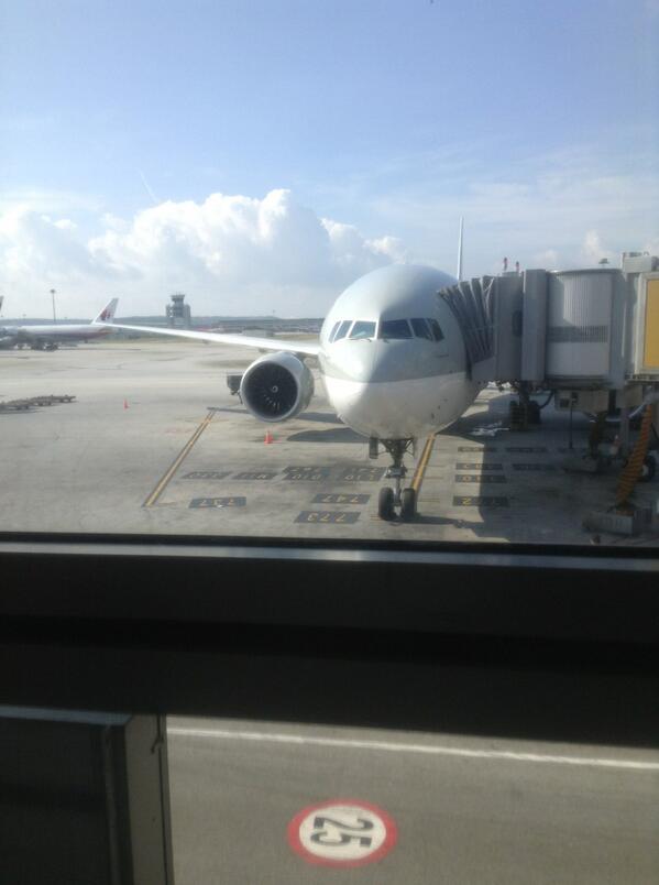 Navneet_xo's tweet image. Home time.. Had a great time in Malaysia but can't wait to be home @Nilsy19 #enrouteheathrow #2flights #longforman 😴