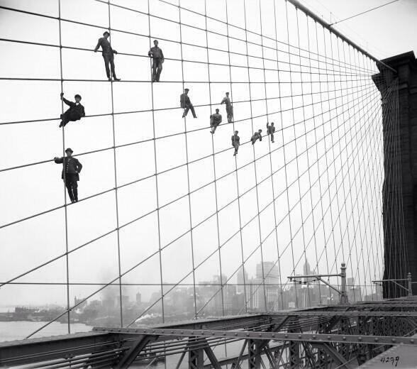HechoHistoricos's tweet photo. Pintores colgados del puente Brooklyn durante su construcción. 7 de Octubre de 1914. http://t.co/XChXg7Nc5x