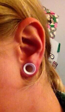 PlugPorn's tweet photo. This is my ear. I'm currently at a 00. I was at 1/2 an inch but I went down. I plan to keep stretching. http://t.co/51JcoEihNJ