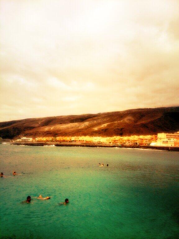 Garaciosa's tweet photo. @NacorDeArmas Jupi!!! Menos mal. Yo saco una foto a las nubes y a la lluvia...y pensar que hace media hora hacia sol http://t.co/0XRrPNt42K