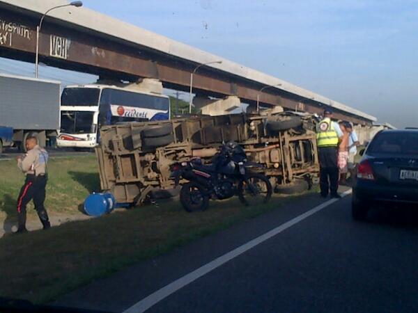 saulsaez's tweet photo. Camino volteado en cuneta central cerca de Palo Negro, sentido Caracas - Valencia. Genera algo cola. http://t.co/padZgN3KpY