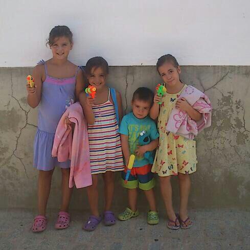 almuvic2011's tweet photo. Disfrutando en el pueblo con sus primas http://t.co/2wSDjnyPFB