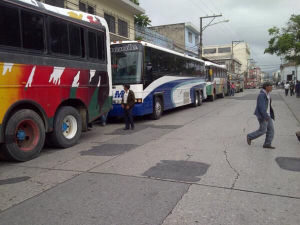 epitan_eu's tweet photo. Pilotos de autobuses se concentran en el parque Colón zona 1, en rechazo al sistema prepago y GPS. http://t.co/BMmHOYZGhV