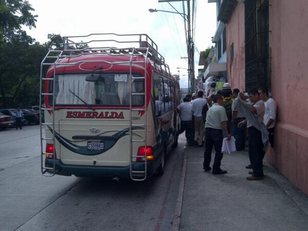 epitan_eu's tweet photo. Autobuses trasladan a manifestantes a la Corte de Constitucionalidad zona 1, rechazan sistema prepago. http://t.co/84tfblRbeA