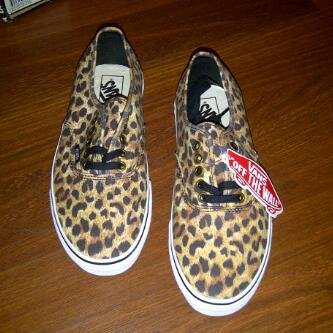 bentengOutput's tweet photo. @Jual_Beli #PROMOLEBARAN Vans Shoes, Leopard Authentic Edition (HF). Info : 08989716355 | 2739DF0E #VANS http://t.co/Lxlw25oGTL