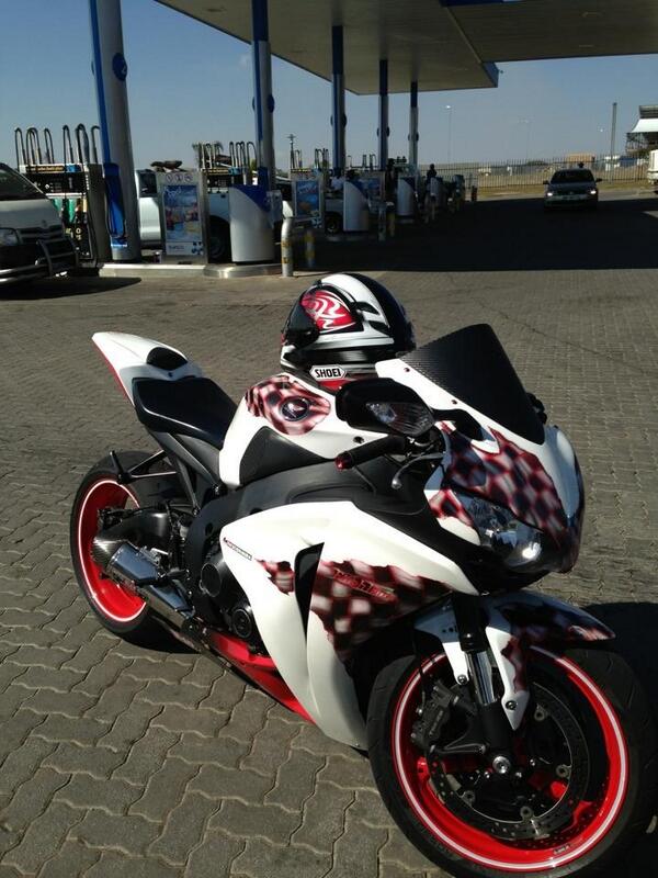 Lets save this Spongo from an abusive owner <a href="/Samm1027/">🦂</a> <a href="/Chrismakama/">Sir Chris Njabulo</a> @Bongz_Slwane