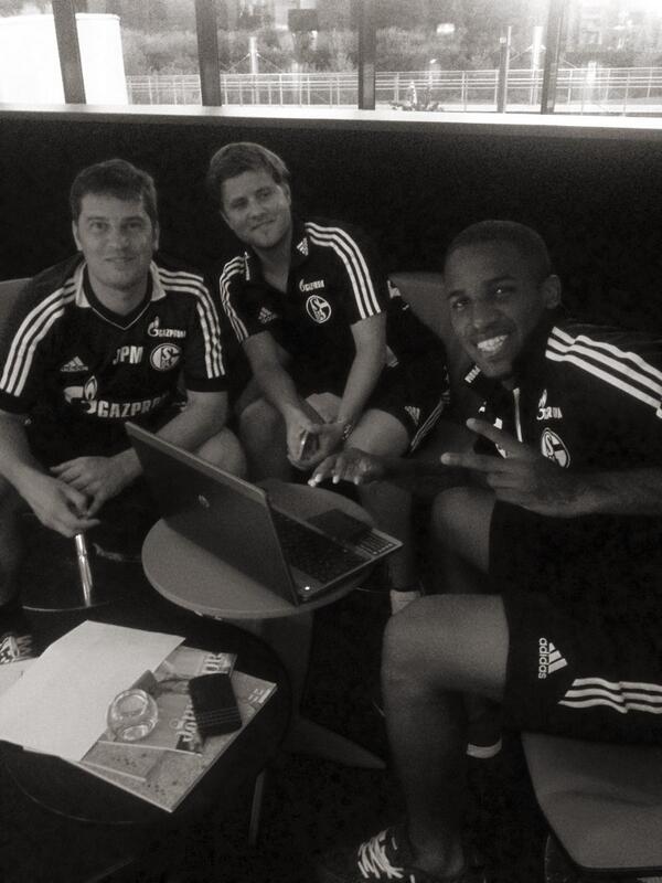 KJ_Huntelaar's tweet photo. @s04 #fragjeff. Hey Jeff kommst du heute abend mich massieren? http://t.co/RnT5W8kiWe